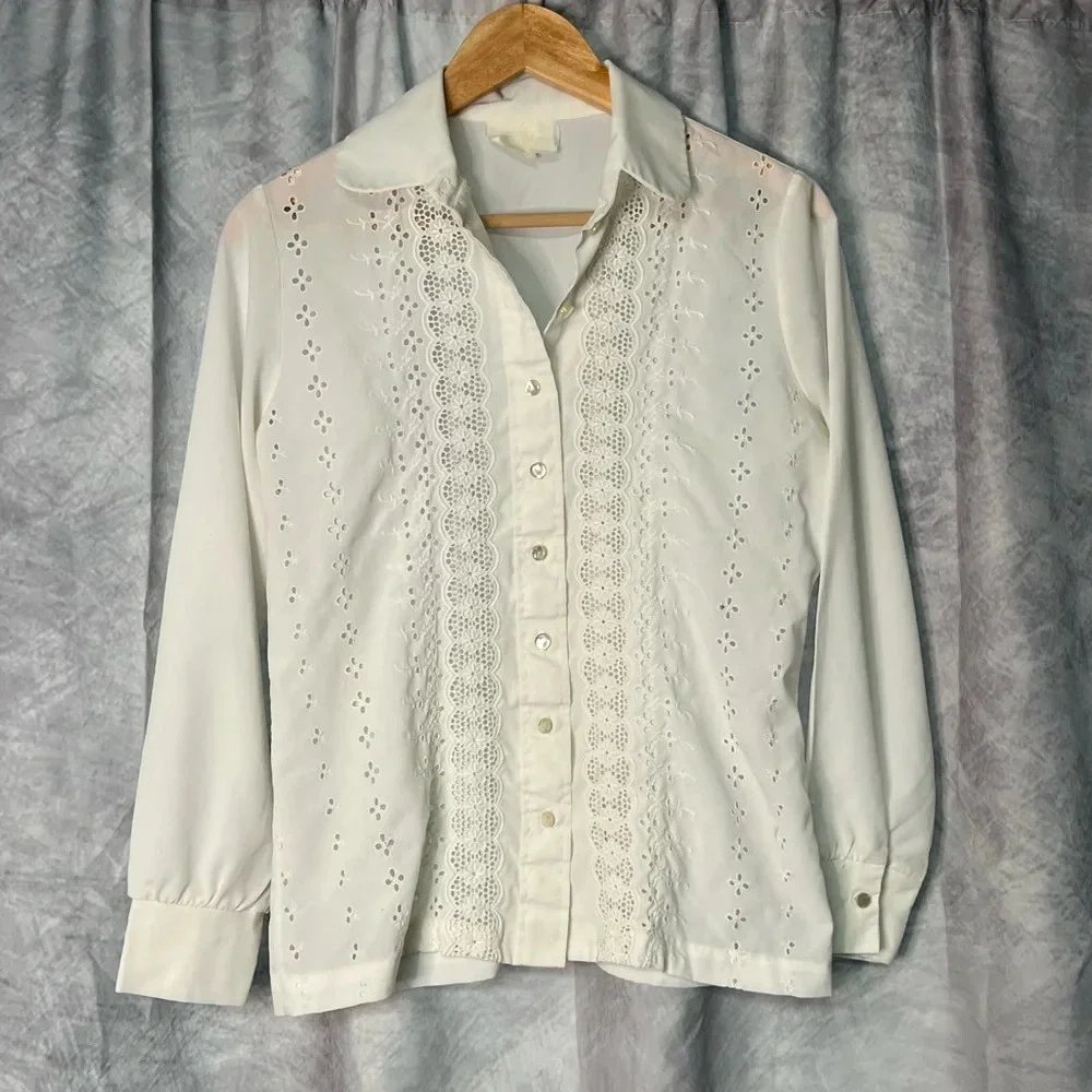 Lee Mar Pageant Vintage 1970s Ivory Blouse with Embrioidered Floral Cutouts - Picture 6 of 11